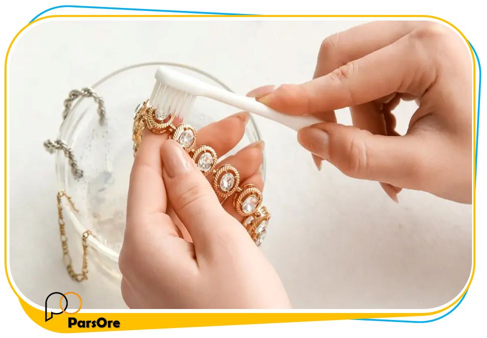 تمیز کردن جواهرات در خانه براق کردن طلا، نقره و ... 13 روش تمیز کردن جواهرات طلا و نقره در خانه روش سنتی تمیز کردن جواهرات