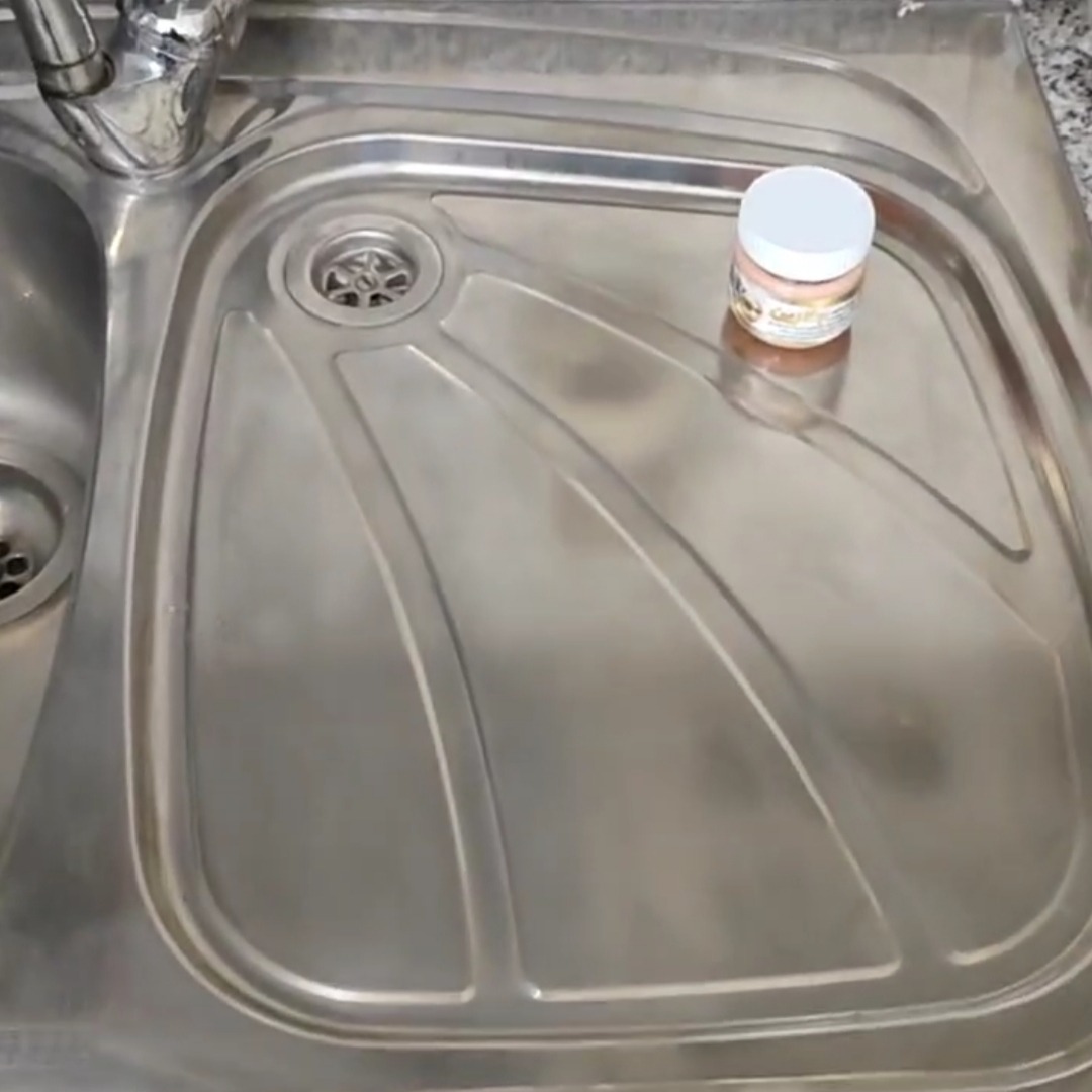 عکس قبل و بعد از استفاده از اکوشاین جلازین روی سینک ظرفشویی لک شده با جرم گیر خودرو