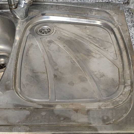 عکس قبل و بعد از استفاده از اکوشاین جلازین روی سینک ظرفشویی لک شده با جرم گیر خودرو